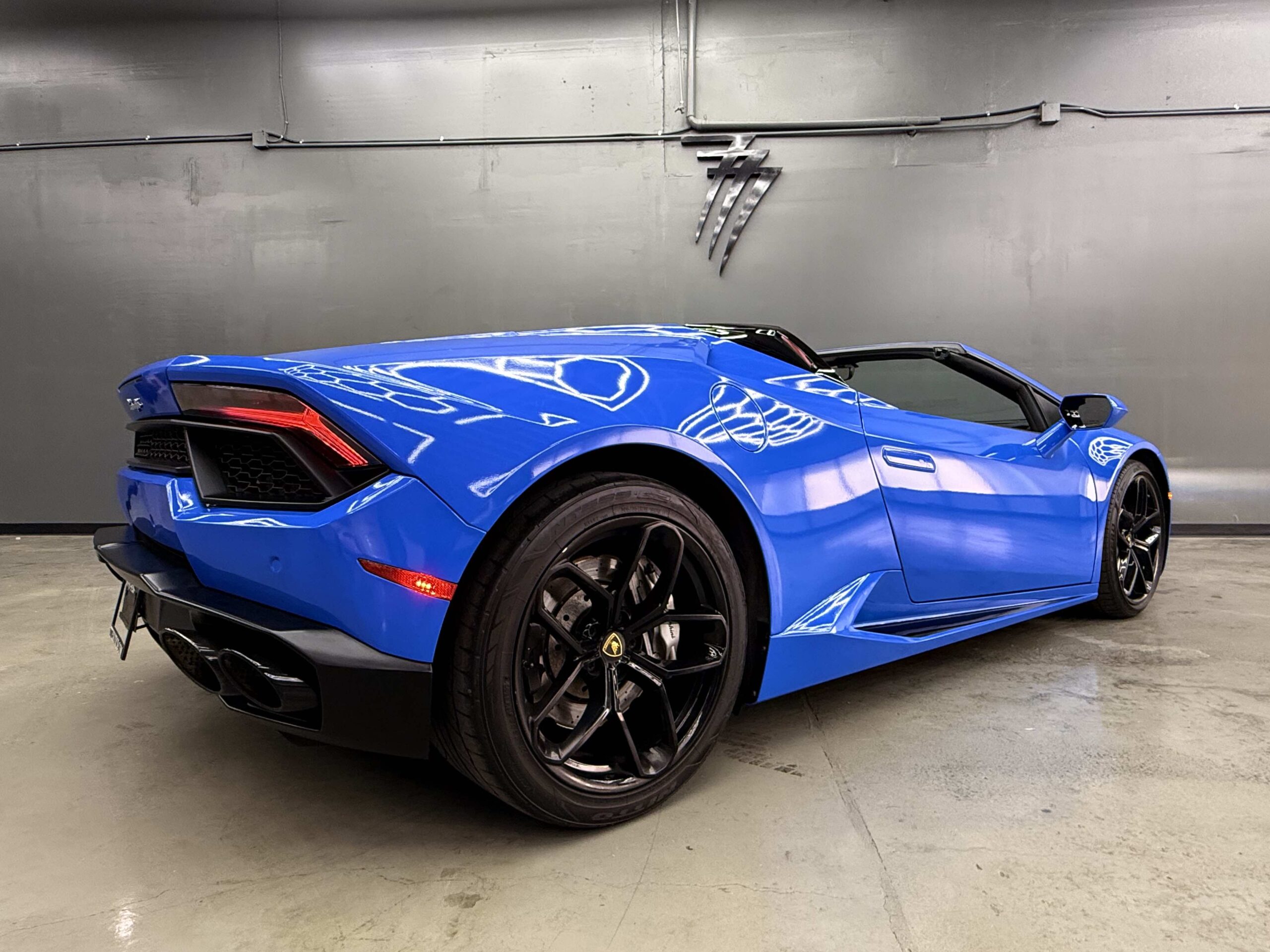 Blue Lamborghini Huracan Spyder Rental In Las Vegas